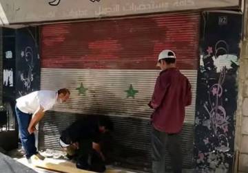 إغلاق 27 محلاً تجارياً في دمشق بالشمع الأحمر لعدم إزالة رموز النظام البائد