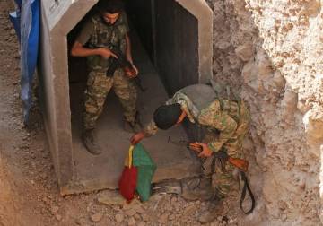 الرقة فوق الفراغ: كيف استثمرت المليارات تحت الأرض وتركت المدينة للدمار