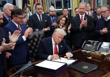 ترامب يوقع على مشروع قانون لإنهاء الإغلاق الحكومي