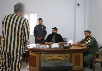 القبض على شخص انتحل صفة موظف دولي وجمع 600 ألف دولار من أهالي حمص