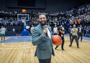 الرئيس الشرع يفتتح صالة الفيحاء الرياضية