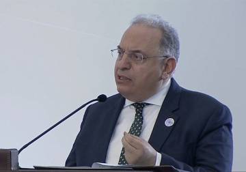 وزير المالية يحيل 25 موظفاً مستقيلاً إلى