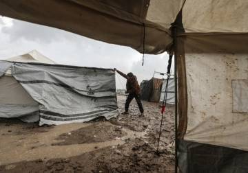 أول منخفض برمضان.. أمطار تغرق خيام نازحين بغزة وتفاقم مأساتهم