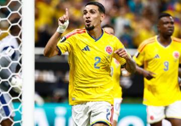 مونوز يقود كولومبيا لدور 32 في كأس العالم