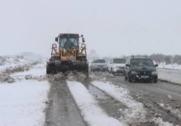 استنفار أكثر من 100 فريق دفاع مدني لمواجهة العاصفة الثلجية في سوريا