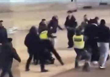 الشرطة السويدية تتدخل لفض أعمال شغب تسبب بها موالون لـ