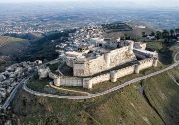 من حي التضامن إلى قلعة الحصن: مسار العدالة السورية المفتوح