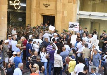 بيروت.. إصابات باحتجاجات مودعين وسائقون يعترضون على ارتفاع كلفة الوقود