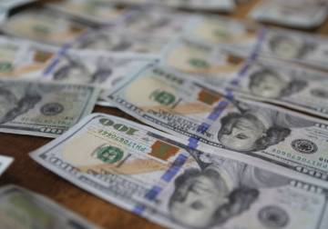 القبض على مروّجي عملة مزوّرة في دير الزور بحوزتهما آلاف الدولارات