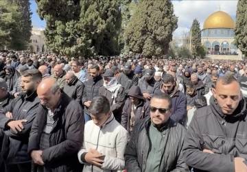 100 ألف فلسطيني يصلون بالأقصى في ثاني جمعة برمضان