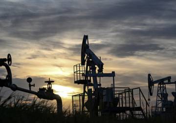 النفط يهبط لأقل من 100 دولار بعد إعلان ترامب وقف إطلاق النار