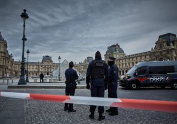 سرقة في اللوفر: نحو 60 محققا يلاحقون اللصوص والمتحف يمدد إغلاق أبوابه