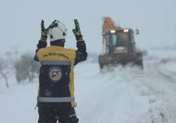 فرق الدفاع المدني تواصل فتح الطرق المغلقة جراء الثلوج والأمطار في عدة محافظات