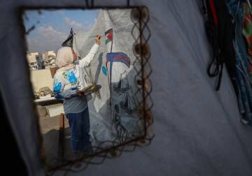 من خيام النزوح بغزة.. الطفلة سارة ترسم للعالم واقع الإبادة