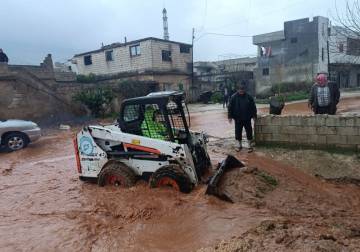 وحدات الهندسة في الجيش السوري تستنفر لإنقاذ الأهالي من السيول في ريفي إدلب وحلب