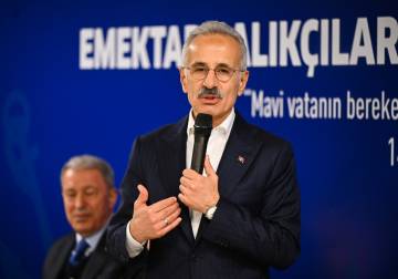 وزير تركي: 14 سفينة تركية لا تزال عالقة في مضيق هرمز