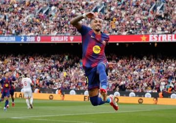 رافينيا يقود برشلونة للفوز على إشبيلية