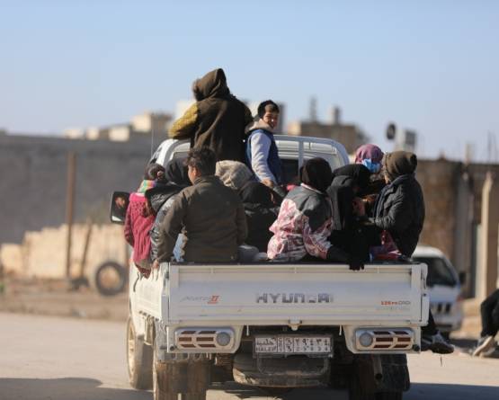 الجيش السوري يمدد عمل الممر الإنساني قرب دير حافر