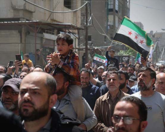 تجمع أهالي حي التضامن فرحاً بالقبض على أمجد يوسف