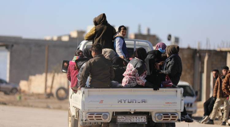 الجيش السوري يمدد عمل الممر الإنساني قرب دير حافر