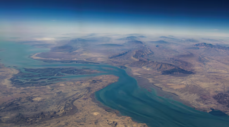 إيران تعلن فتح مضيق هرمز بالكامل