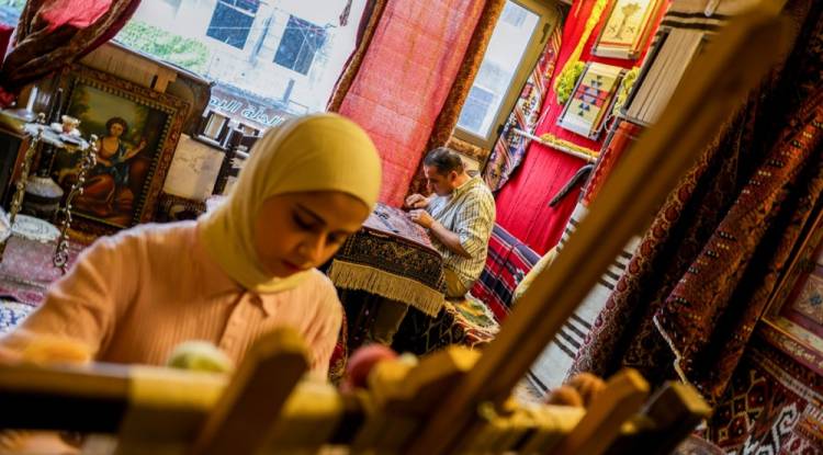 في حلب.. أب وابنته يرمّمان سجادا عمره قرون