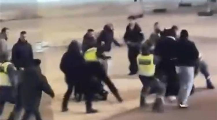 الشرطة السويدية تتدخل لفض أعمال شغب تسبب بها موالون لـ