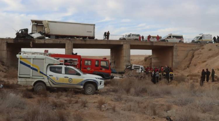 وفاة 4 أشخاص بحادث سير على طريق دير الزور–تدمر