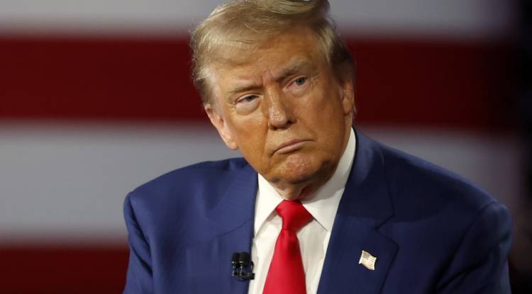 ترامب يلوح باستخدام قاعدة