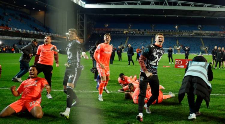 كوفنتري سيتي يصعد للدوري الإنجليزي بعد غياب 25 عاما
