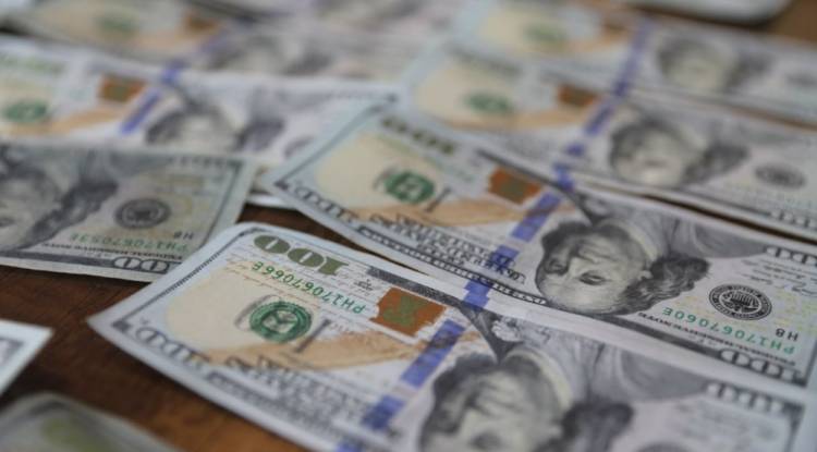 القبض على مروّجي عملة مزوّرة في دير الزور بحوزتهما آلاف الدولارات