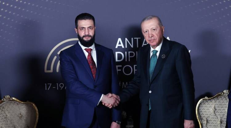 الشرع وأردوغان يبحثان تعزيز العلاقات الثنائية على هامش منتدى أنطاليا