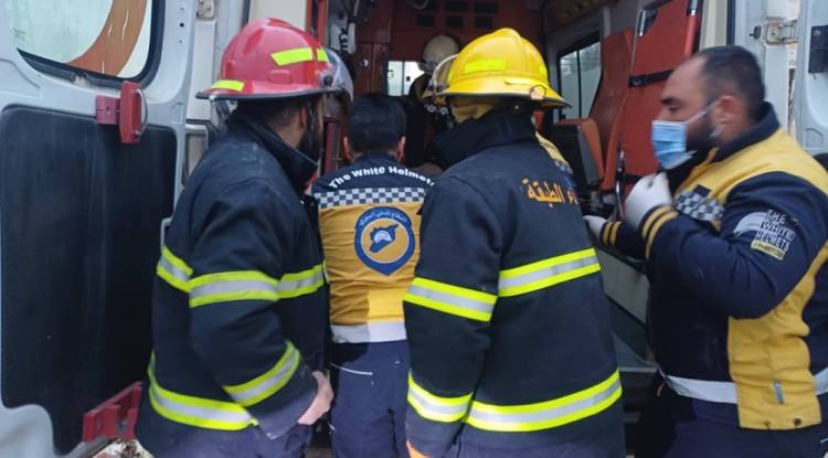 الدفاع المدني ينقذ رجلاً سقط في نفق من مخلفات